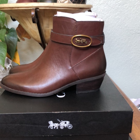 Coach boots 🥾 size 5B - Picture 2 of 9